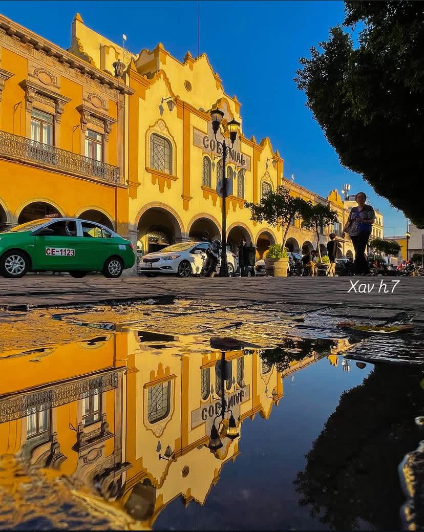 Fotografía de Celaya reflejada en charco