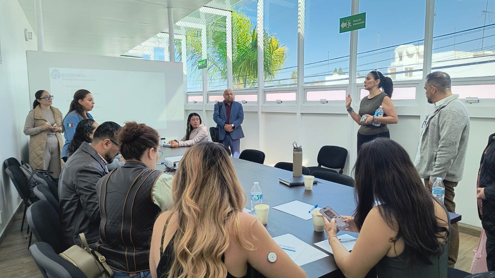 Equipo colaborando coparmex jovenes